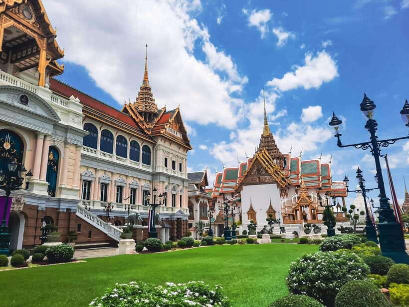 Bangkok: Grand Palace and Wat Phra Kaew Guided Walking Tour - The guide can change the whole experience