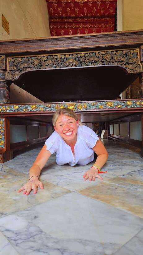 Bangkok: Grand Palace, Wat Pho, Wat Arun and Wat Sa Ket Tour - The guides are the strongest part of the experience