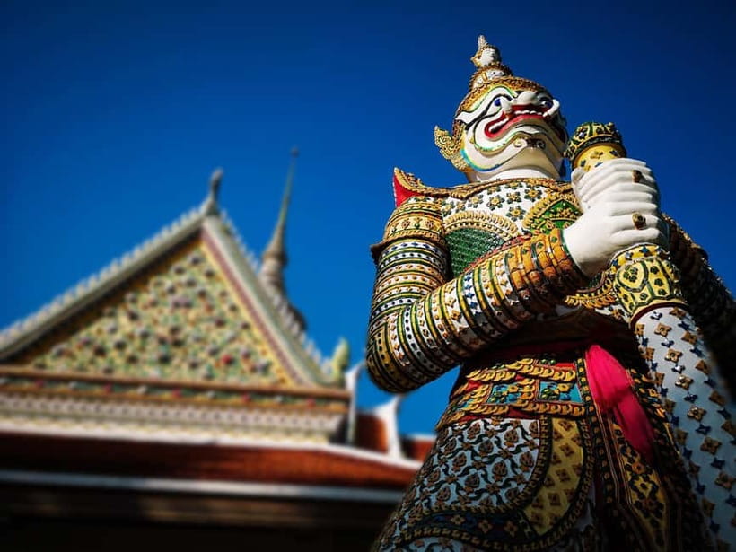 Bangkok: Grand Palace, Wat Pho, Wat Arun Sacred & Local Tour - The guide can make or break the day