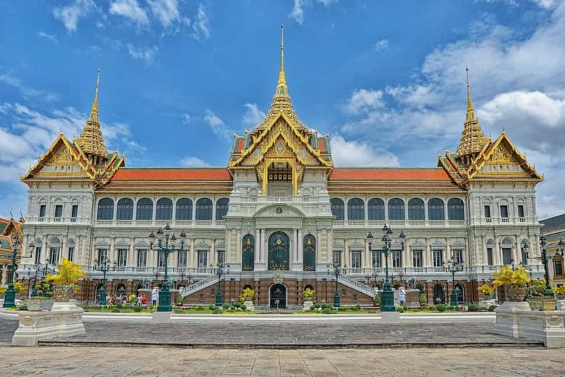 Bangkok: Grand Palace, Wat Pho, Wat Arun Sacred & Local Tour - The Grand Palace and Wat Phra Kaew