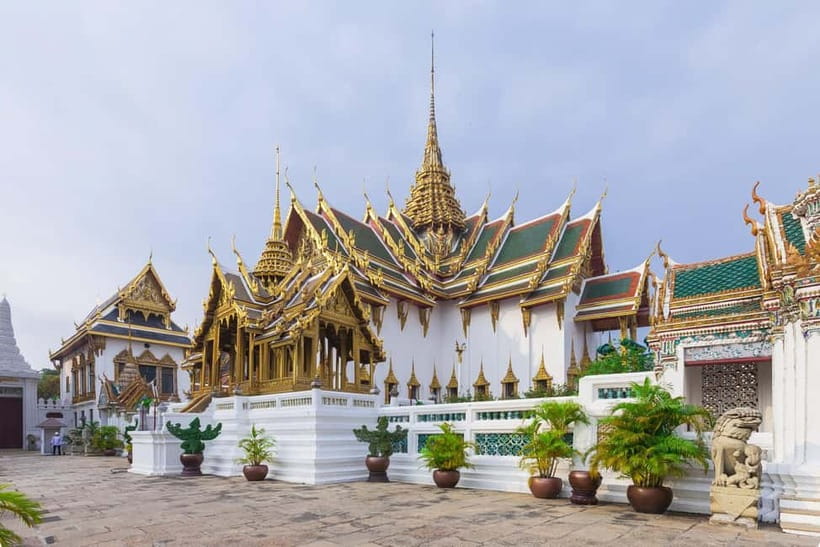 Bangkok: Grand Palace, Wat Pho, Wat Arun Sacred & Local Tour - Crossing to Wat Arun by ferry