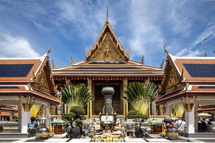 Bangkok: Grand Palace, Wat Pho, Wat Arun Sacred & Local Tour - Heat, clothing, and the walking load