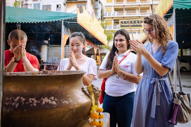 Bangkok Hidden Gems: Talad Noi, Chinatown & Street Food Tour - Chow Sue Kong Shrine and local beliefs