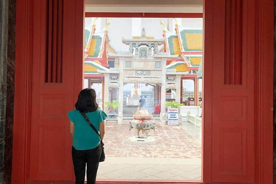 Bangkok: Historical Temples Tour & Hidden Bar at Sunset - Who should book this temple and sunset tour?