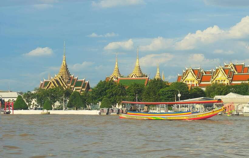 Bangkok Long Boat Canal a Big Buddha & Culture Markets Tour - The first 15 minutes by long-tail boat