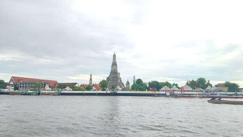 Bangkok: Longtail Boat Canal Tour to Wat Arun - What the guides add to the experience