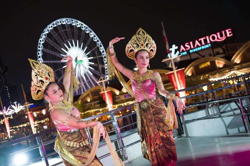 Bangkok: Luxury White Dinner Cruise Free Flow Beer and Wine - Arriving at ICONSIAM Pier 4