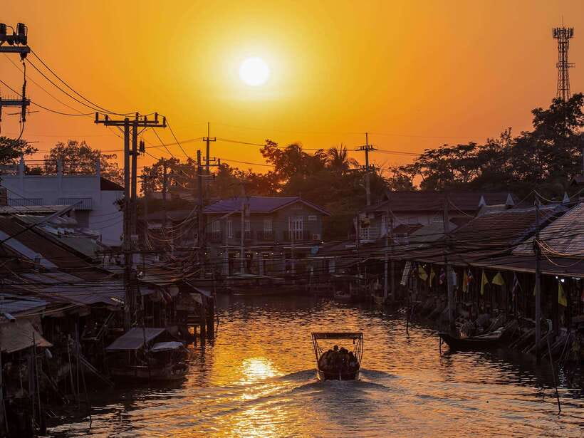 Bangkok: Maeklong Railway & Amphawa Floating Market Day Trip - Two hours at Amphawa Floating Market