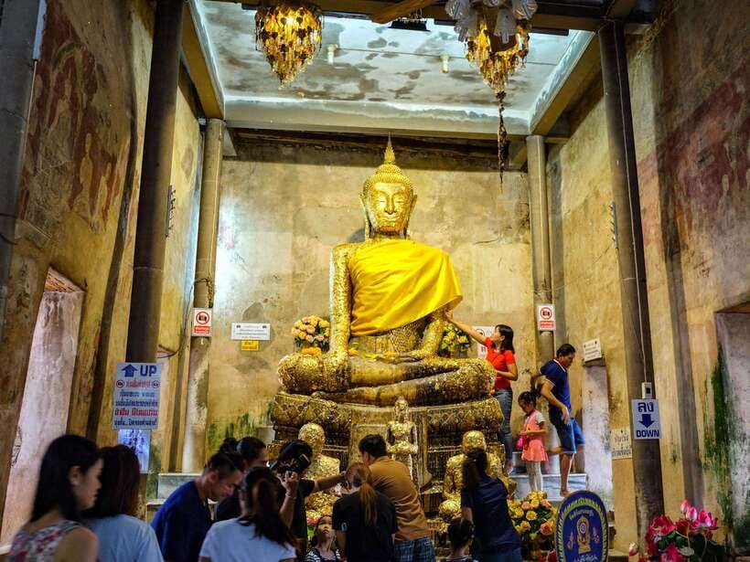 Bangkok: Maeklong Railway & Amphawa Floating Market Day Trip - What the guide adds to the day