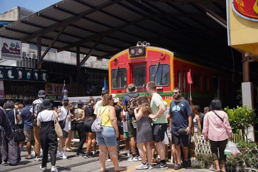 Bangkok: Maeklong Railway Market & Floating Market Tour - Practical tips for a smoother morning