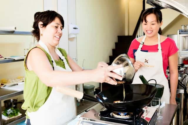 Bangkok: Maliwan Thai Cooking Class with Market Tour - Key points to know before booking