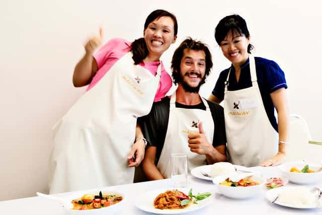 Bangkok: Maliwan Thai Cooking Class with Market Tour - The tuk tuk ride and local market visit