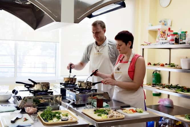 Bangkok: Maliwan Thai Cooking Class with Market Tour - What the kitchen setup means for beginners