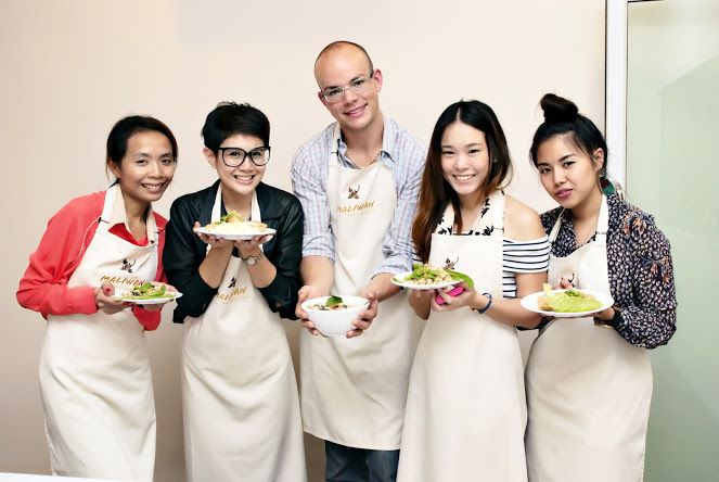 Bangkok: Maliwan Thai Cooking Class with Market Tour - The teaching style and group atmosphere