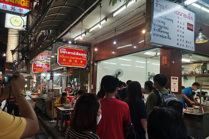 Bangkok: Michelin Guide Street Food Tour by Tuk Tuk - What the guides add to the evening