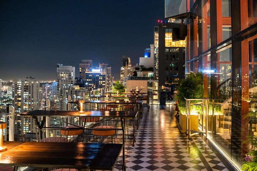 Bangkok: Mojjo Rooftop Lounge & Bar Food & Beverage Package - Friendly service in a small group