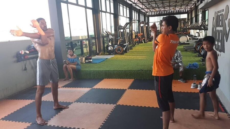 Bangkok: Muay Thai Boxing Class for Beginners - The rooftop setting and Bangkok heat