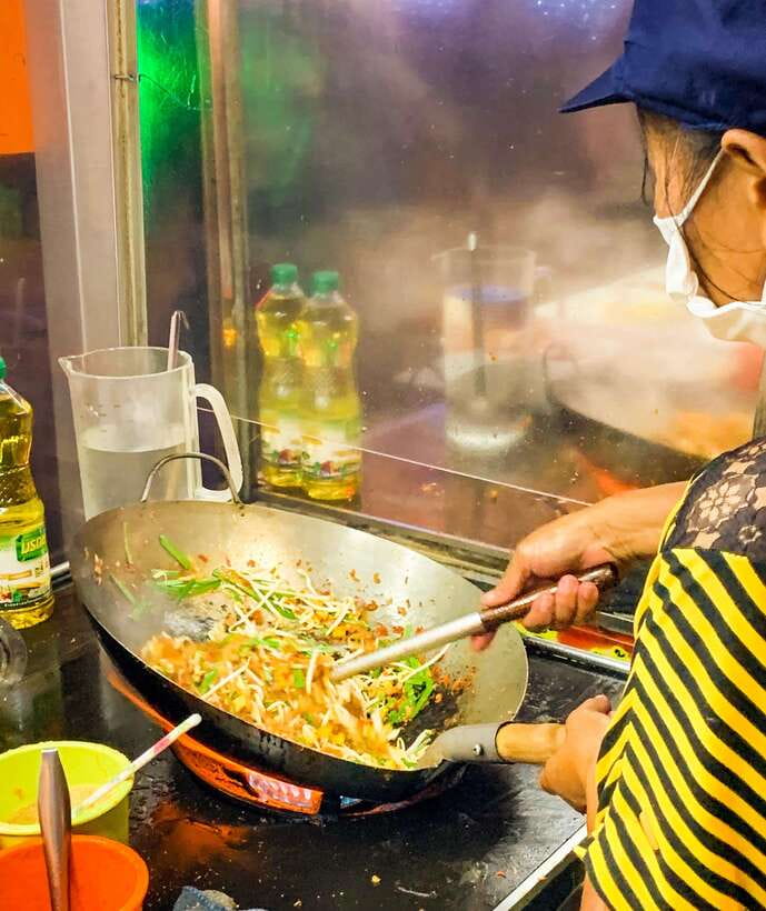 Bangkok: Must-Try Hidden Bike & Food Experience - Wat Kalayanamitr and the riverside side of Bangkok