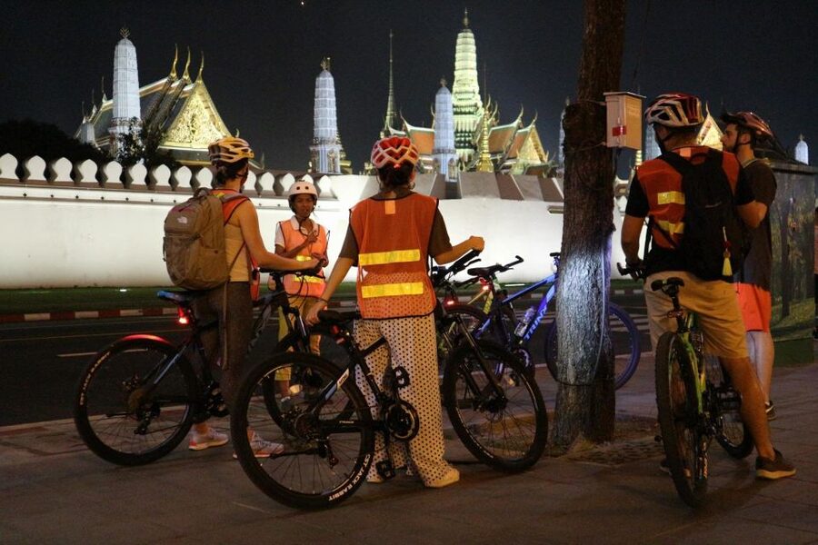Bangkok: Night Bike Ride and Dinner at a Local Restaurant - Dinner first at a local family restaurant