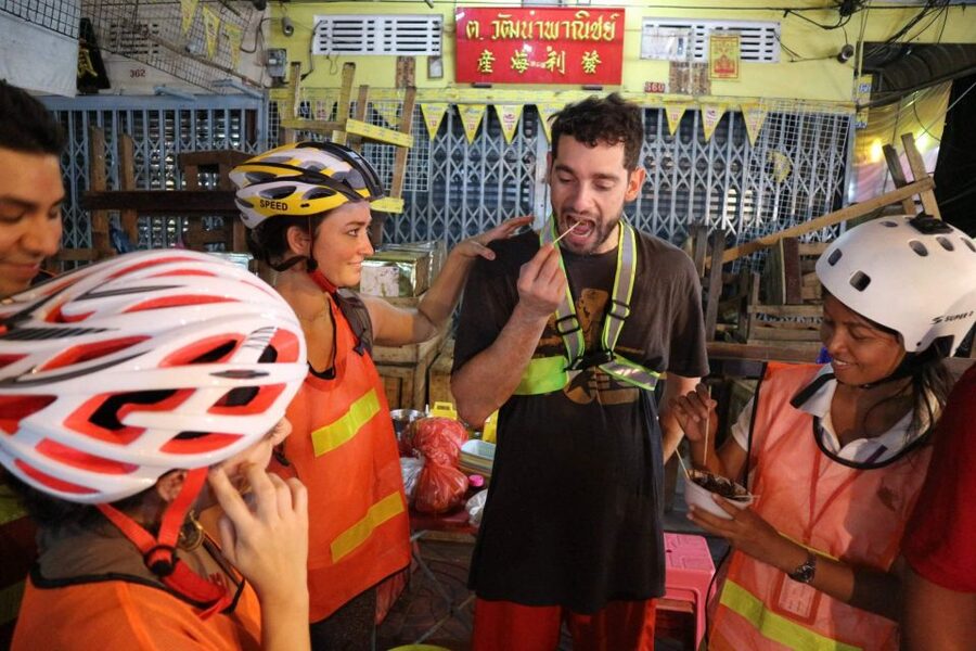 Bangkok: Night Bike Ride and Dinner at a Local Restaurant - Pak Khlong Talat, Bangkok’s flower market after dark