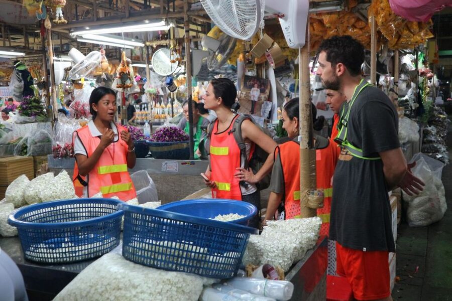 Bangkok: Night Bike Ride and Dinner at a Local Restaurant - The return through Thonburi’s back streets