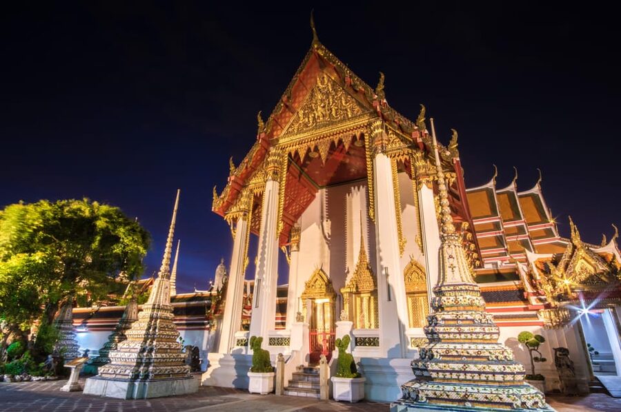 Bangkok: Night Bike Tour with Temples & Flower Market Visit - Ending at the Giant Swing