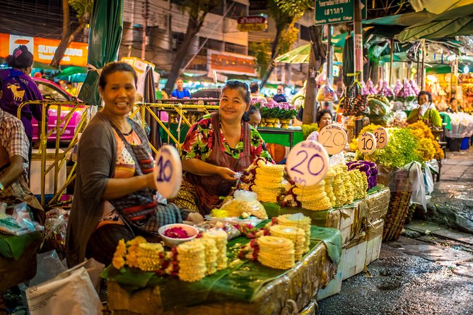 Bangkok: Night Bike Tour with Temples & Flower Market Visit - Grand Palace views and the Giant Swing