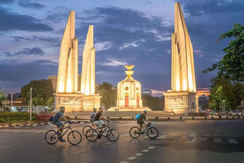 Bangkok: Night Bike Tour with Temples & Flower Market Visit - Wat Pho, the Grand Palace, and Sanam Luang