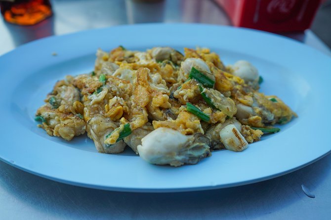 Bangkok Night Michelin Foodie Tour in Chinatown with 15+ tastings - Pad Thai in the center of Yaowarat