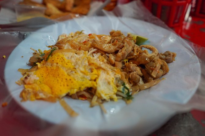 Bangkok Night Michelin Foodie Tour in Chinatown with 15+ tastings - Walking through Yaowarat after dark