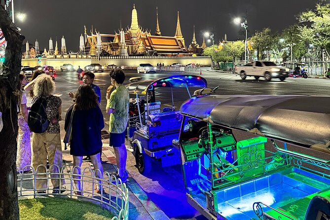 Bangkok Night Tour: Food, Temple & Tuk Tuk - Starting near Wongwian Yai