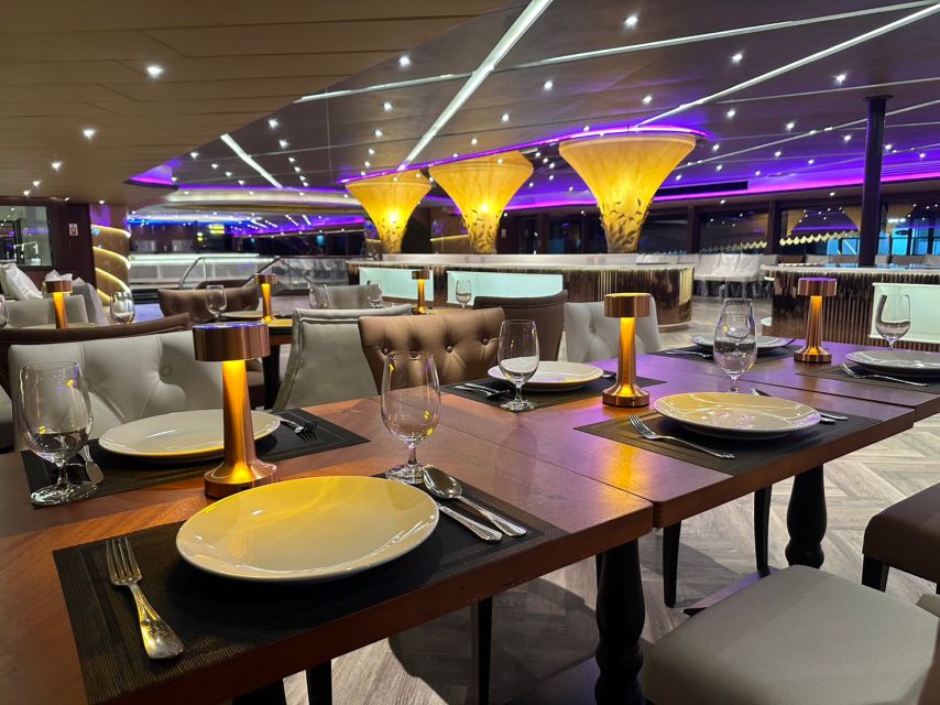 Bangkok: Opulence Luxury Chao Phraya Dinner Cruise - Wat Arun and the first river views