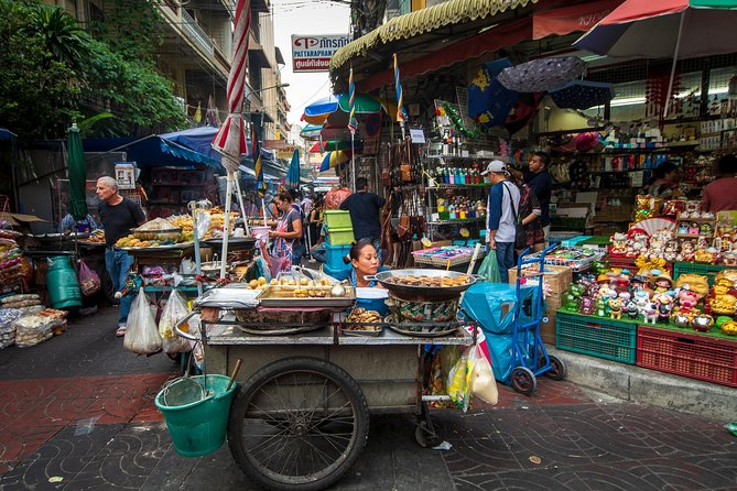 Bangkok Photography Masterclass - Private Photography Lesson - Chinatown: signs, people, and tight frames