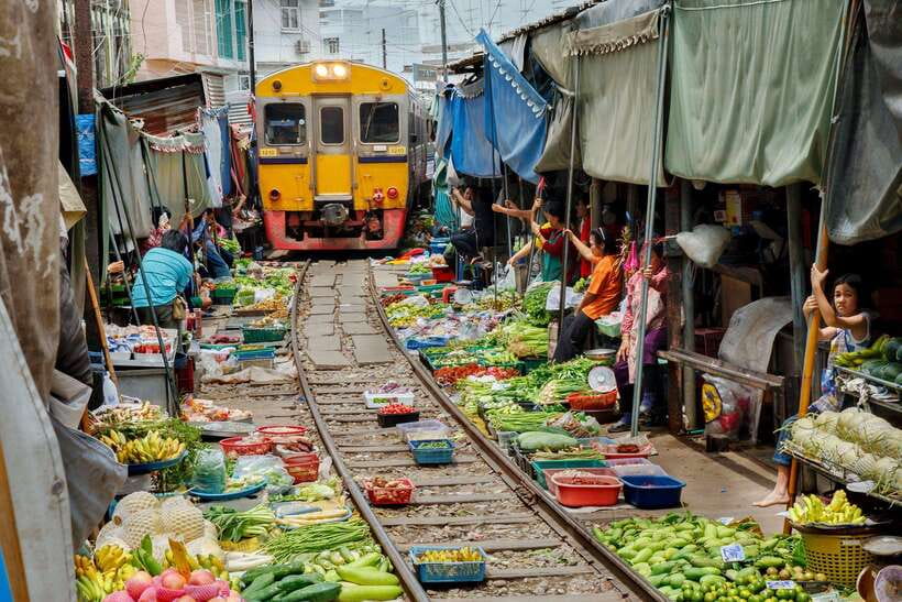 Bangkok: Railway and Floating Market Tour with Dragon Temple - Damnoen Saduak by traditional boat