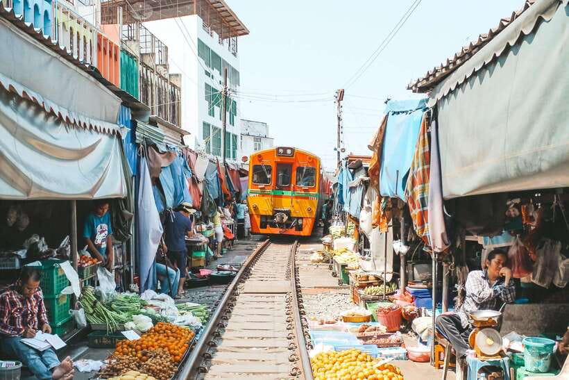 Bangkok: Railway and Floating Market Tour with Dragon Temple - Wat Sam Phran, the pink tower with a dragon