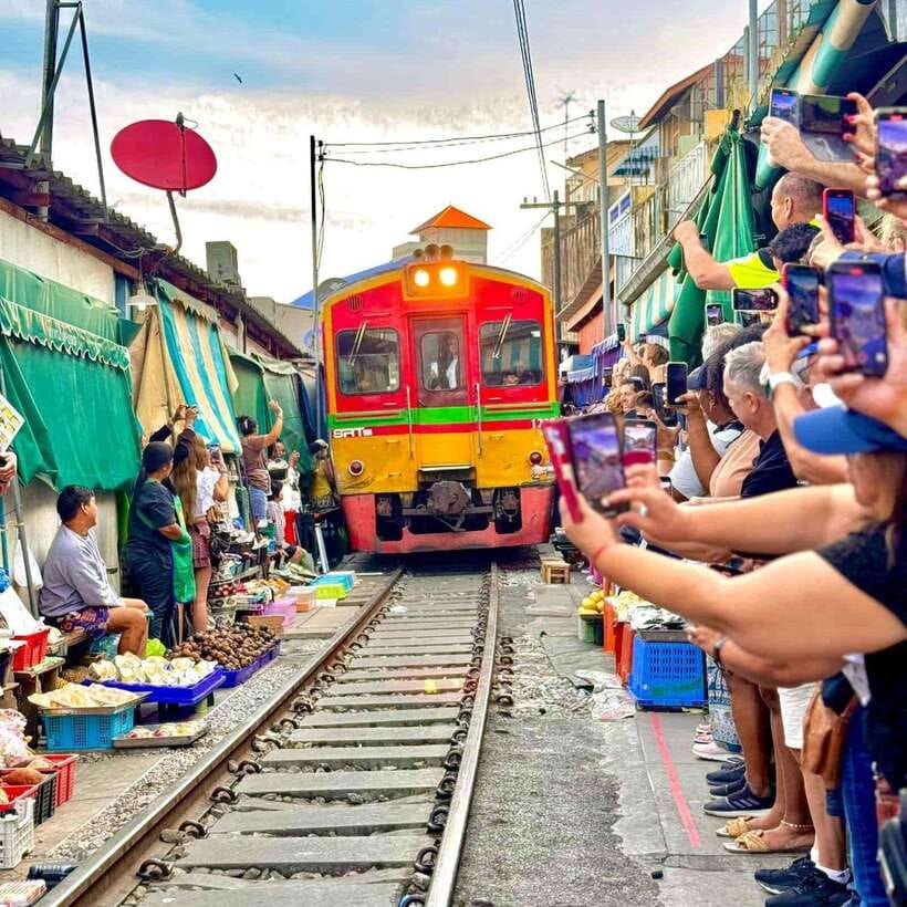 Bangkok: Railway and Floating Market Tour with Dragon Temple - The guide and minibus make the difference