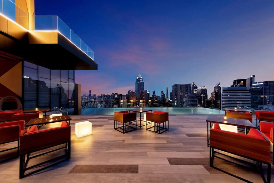 Bangkok: RedSquare Rooftop Bar at Novotel Sukhumvit 4 - Music, photos, and the mood after sunset