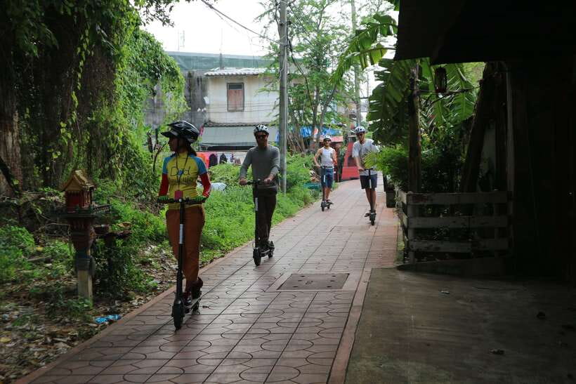 Bangkok: Riverside E-Scooter Adventure with StreetFood Snack - What the guides add to the experience