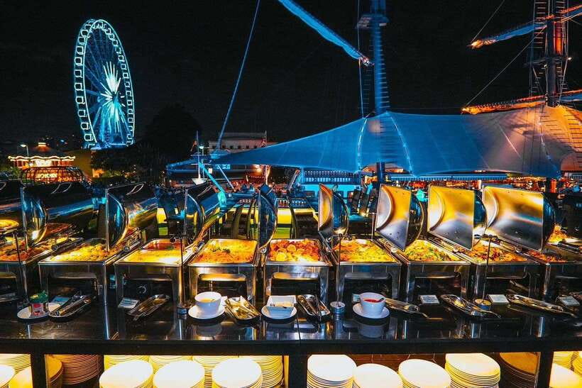 Bangkok: Royal Princess River Dinner Cruise with Live Music - Who should book this river evening?