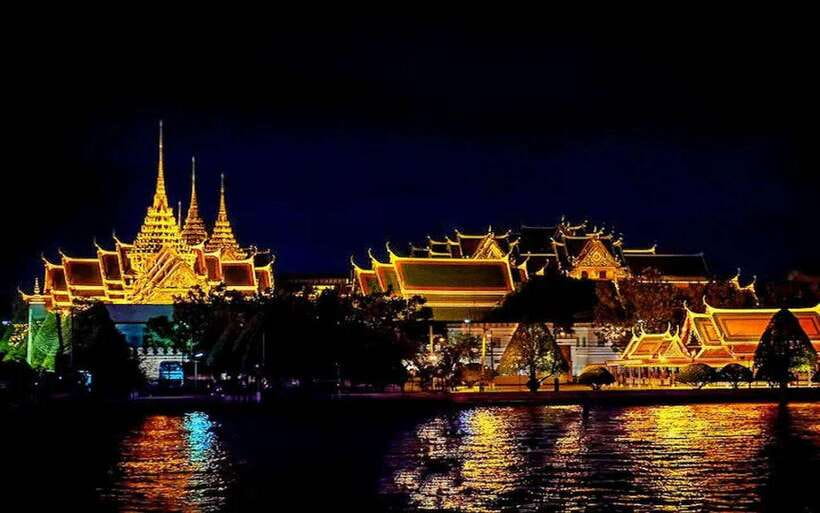 Bangkok: Royal Princess River Dinner Cruise with Live Music - The buffet: broad choice, not fine dining