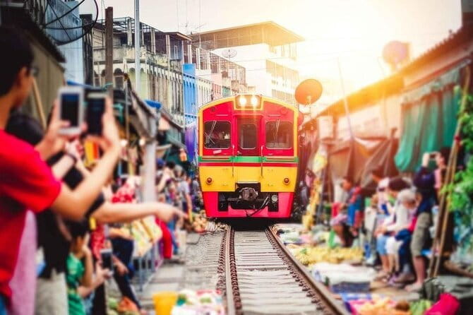 Bangkok's Best: City Highlights & Floating Market Private Tour - Chinatown and Yaowarat in half an hour