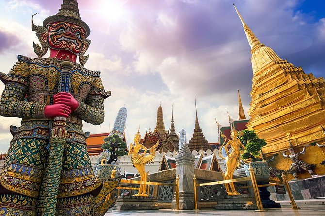Bangkok's Grand Palace Complex and Wat Phra Kaew Tour - Wat Phra Kaew and the surprisingly small Emerald Buddha