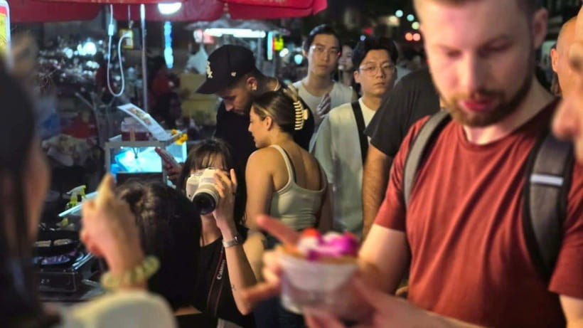 Bangkok: Street Food Tasting Tour at Night - Six stops, six chances to taste the neighborhood
