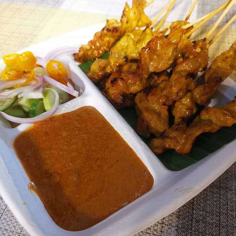 Bangkok: Street Food Tasting Tour at Night - Walking through Yaowarat after dark