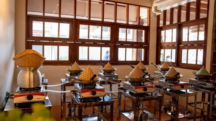 Bangkok: Thai Cooking Class With 4 Dishes & Thai Drink - Your own station and four Thai dishes