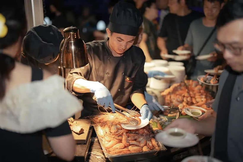 Bangkok:The Planet Sunset&Dinner Cruise on Chao Phraya River - What happens once you board