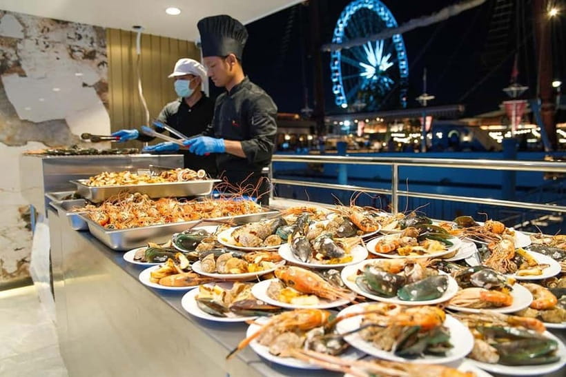 Bangkok:The Planet Sunset&Dinner Cruise on Chao Phraya River - The music, dancing, and party mood