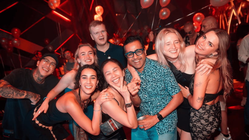 Bangkok: The Speakeasy, Rooftop & Iconic Venues Pub Crawl - Hemingway’s sets the tone for the first 80 minutes
