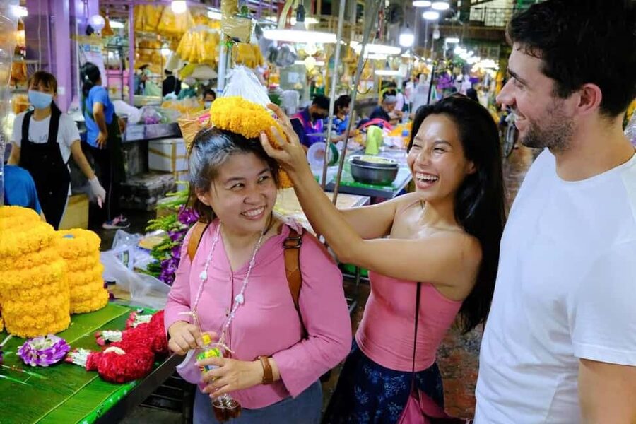 Bangkok: Tuk Tuk Adventure Chinatown Michelin Food & Temples - Finding the guide at MRT Sam Yan