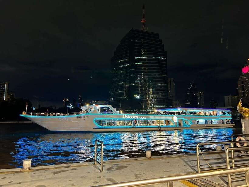 Bangkok: Unicorn Chao Phraya River Dinner Cruise - The buffet: seafood, Thai dishes, and realistic expectations